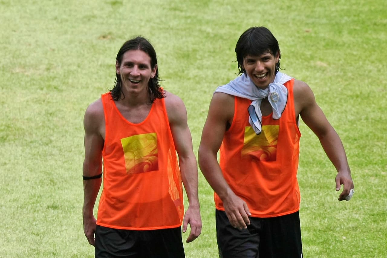 Durante la comida estaban hablando sobre unos nuevos botines que aún no se conseguían en Argentina, pero que ya estaban disponibles en Europa y Estados Unidos.