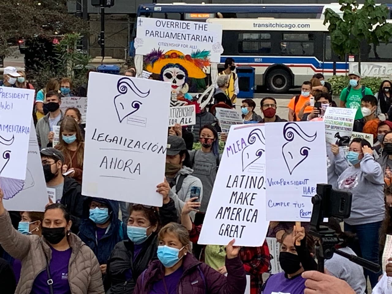 "Los latinos hacen grande a Estados Unidos", se podía leer en una de las pancartas desplegadas en la manifestación.