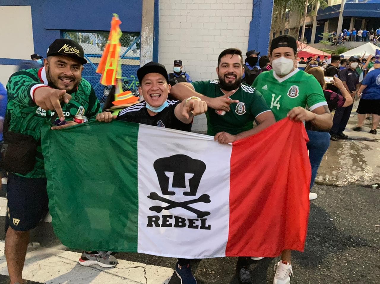 Tanto mexicanos como salvadoreños se muestran listos para disfrutar de la batalla entre la El Salvador y México.