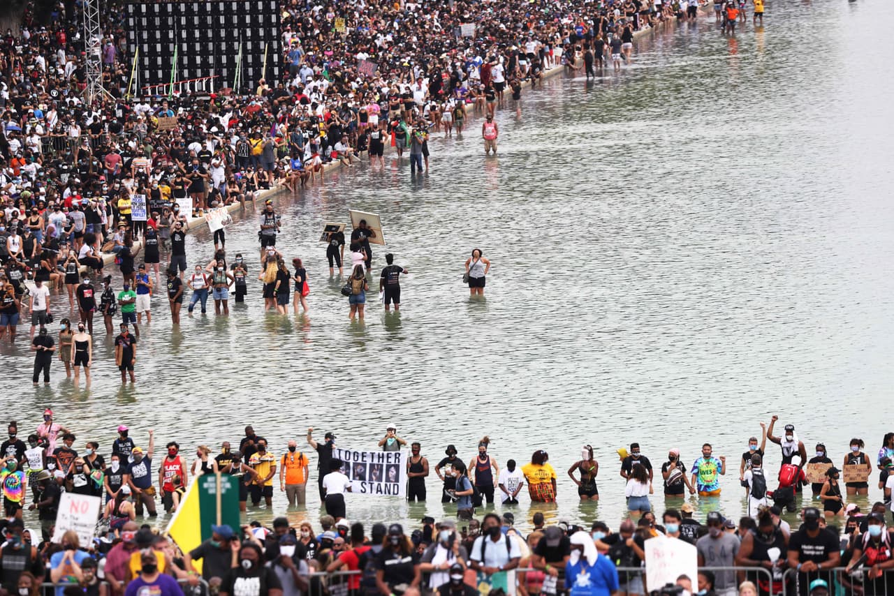 Algunos manifestantes entraron al espejo de agua del monumento a Lincoln.