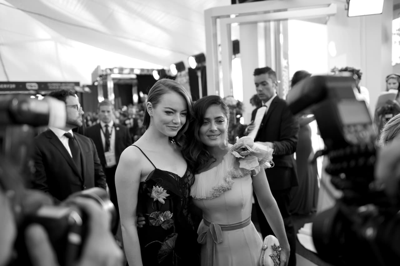 También se tomó una foto con la actriz Emma Stone. Llama la atención el caballero de la extrema derecha, quien parece haber sido captado mirando hacia donde no debía.