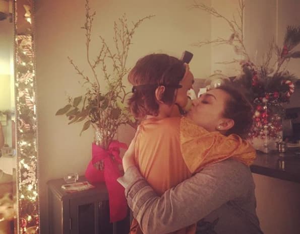 Aunque no pudieron darle sus regalos personalmente, Aracely Arámbula compartió fotografías en sus redes sociales para que todo mundo pudiera verlos.