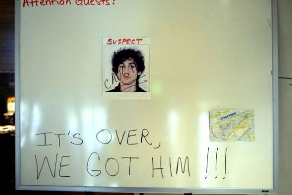 La noche del viernes, grupos de personas en Watertown, Cambridge y Boston, escenarios de la carrera violenta de los hermanos Tamerlan y Dzhokar Tsarnaev, salieron a la calle para celebrar con banderas y gritos de U-S-A el fin de una tragedia que comenzó el lunes con dos bombas en la recta final de la maratón internacional de la ciudad que provocaron 3 muertes y 176 heridos.