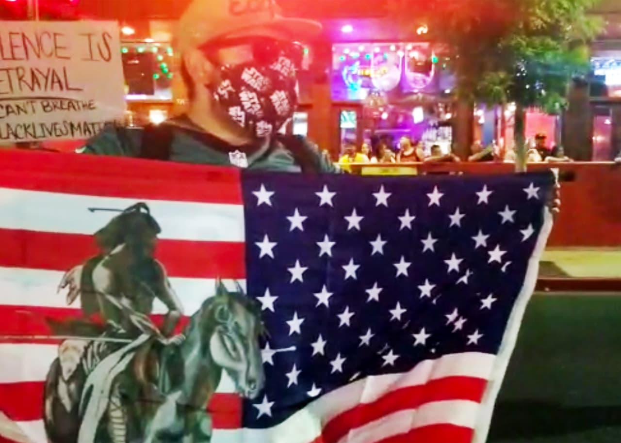 <b>"No justice, no peace, prosecute the police"</b> (
<i>"Sin justicia, sin paz, enjuicien a los policías"</i>), gritaban los manifestantes que se congregaron en el Tower District de Fresno este sábado por la tarde.