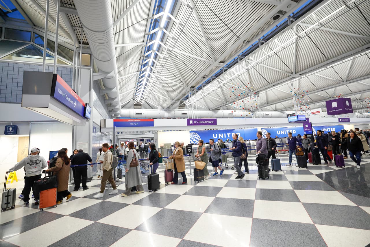 El secretario de Transporte, Sean Duffy, advirtió que 
<b>podrían aplicarse más reducciones si el cierre gubernamental se prolonga</b> y más controladores aéreos dejan de presentarse a trabajar.