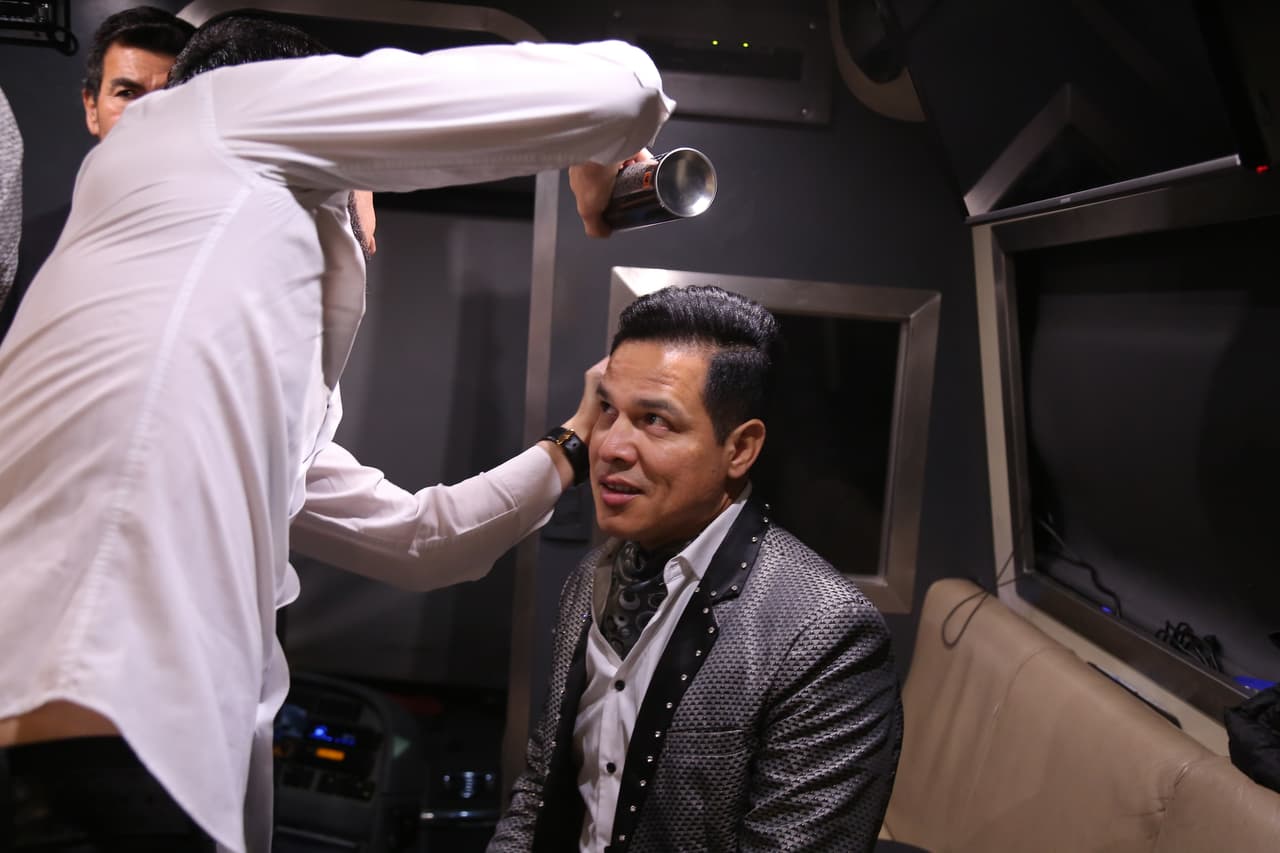 Pudimos ser testigos de cómo se preparan los integrantes en el autobús. Aquí vemos a Óscar Álvarez.