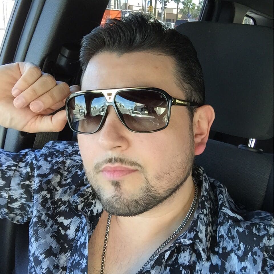 Por su parte el cantante chicano 
<b>Roberto Tapia</b> tiene una amplia colección de lentes y siempre posa con un par diferente.