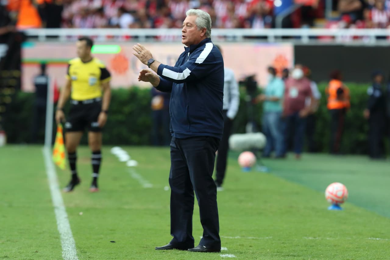 Victor Manuel Vucetich daba instrucciones desde la banda.