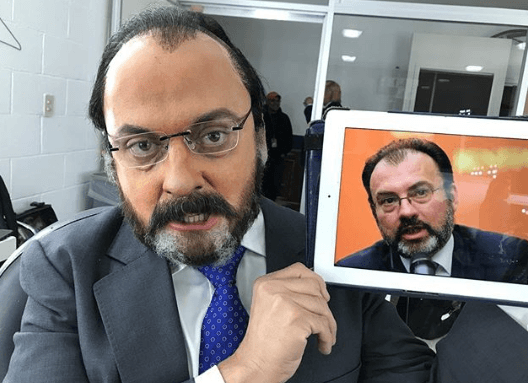 ¡Como dos gotas de agua! Otro día de grabación como Luis Videgaray Caso, actual Secretario de Relaciones Exteriores de México.