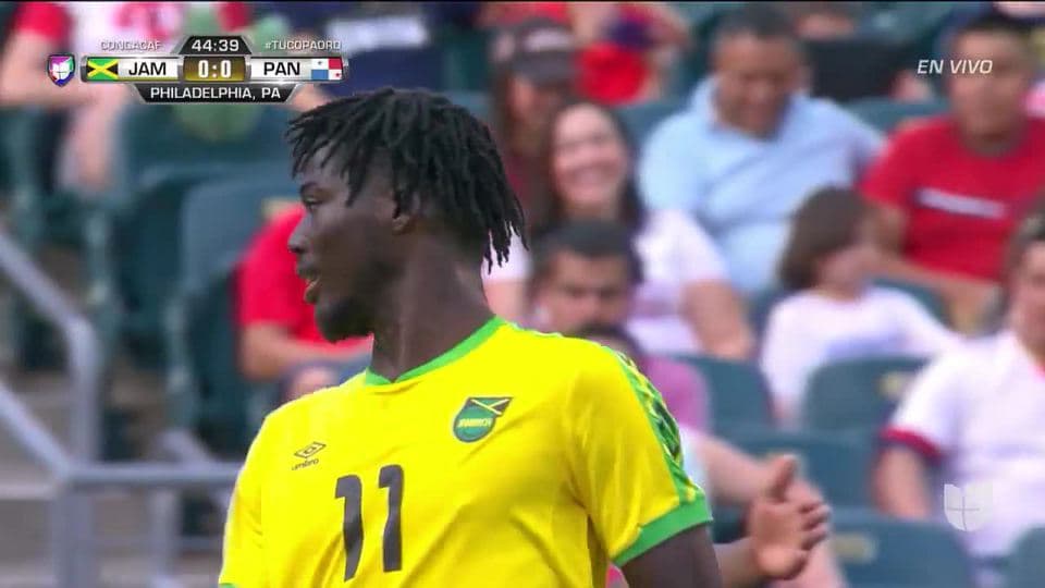 Tiro desviado de Shamar Nicholson