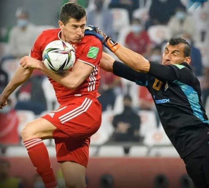¡Mano de Lewandowski! El polémico gol del Bayern ante Tigres