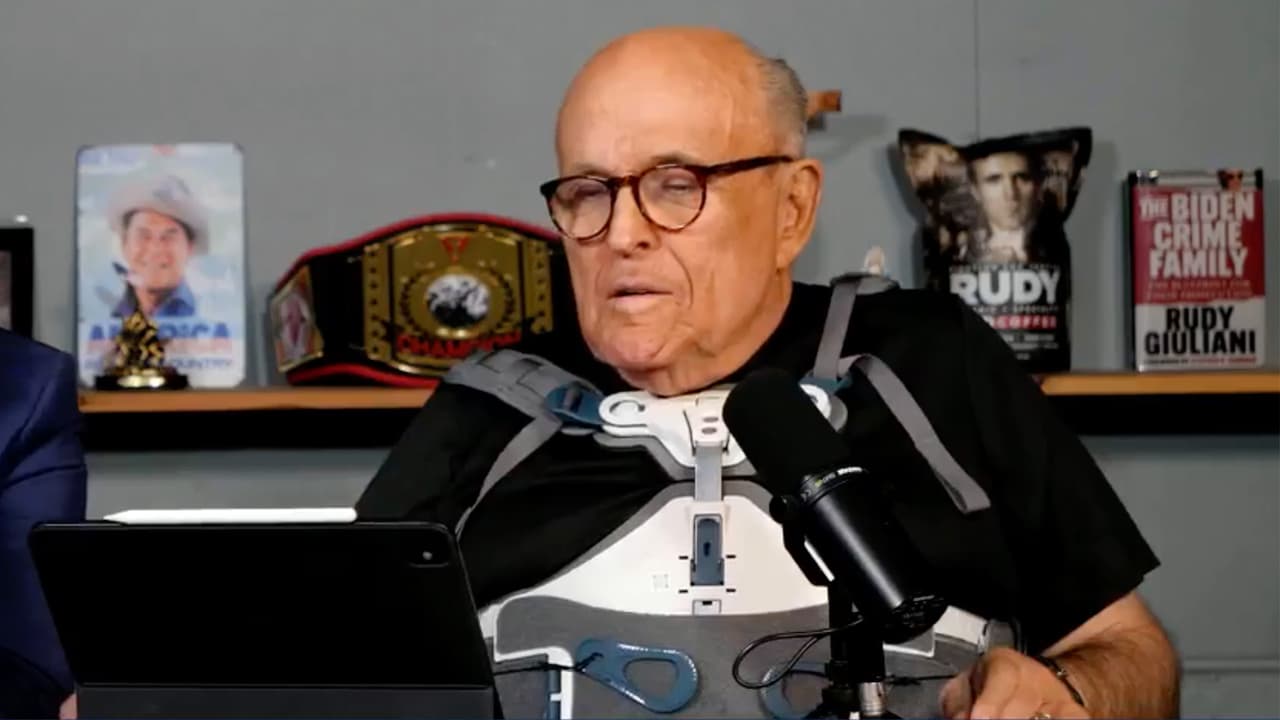 Rudy Giuliani, de 81 años, sufrió un 
<a href="https://www.univision.com/local/nueva-york-wxtv/rudy-giuliani-sale-hospital-tras-accidente-entregaran-medalla-libertad">accidente de coche el 30 de agosto de 2025</a>, tras asistir a un partido de béisbol de liga menores en New Hampshire, cuando circulaba por la Interestatal 93, donde habría sufrido fractura de vértebra torácica, múltiples laceraciones y contusiones.