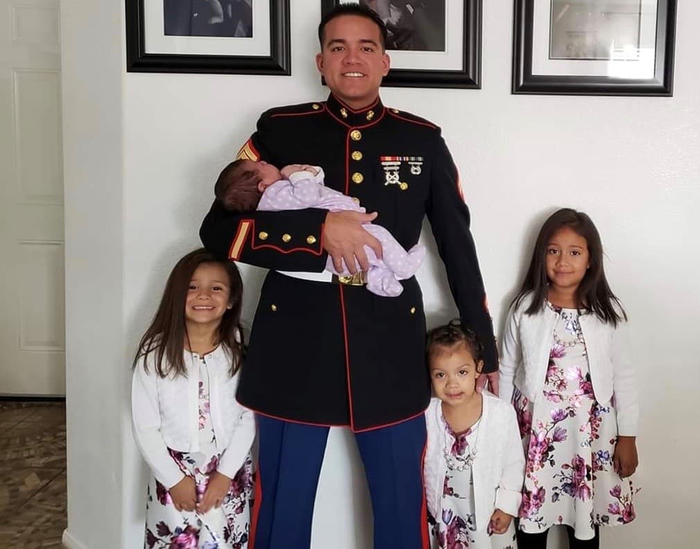John Carlos Ordóñez, un veterano de los Marines, y sus cuatro hijas.