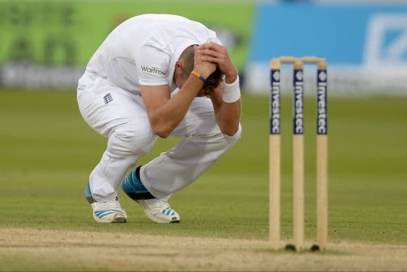 Stuart Broad de Inglaterra reacciona después de lanzar la última bola del partido de Nuwan Pradeep de Sri Lanka contra Inglaterra.