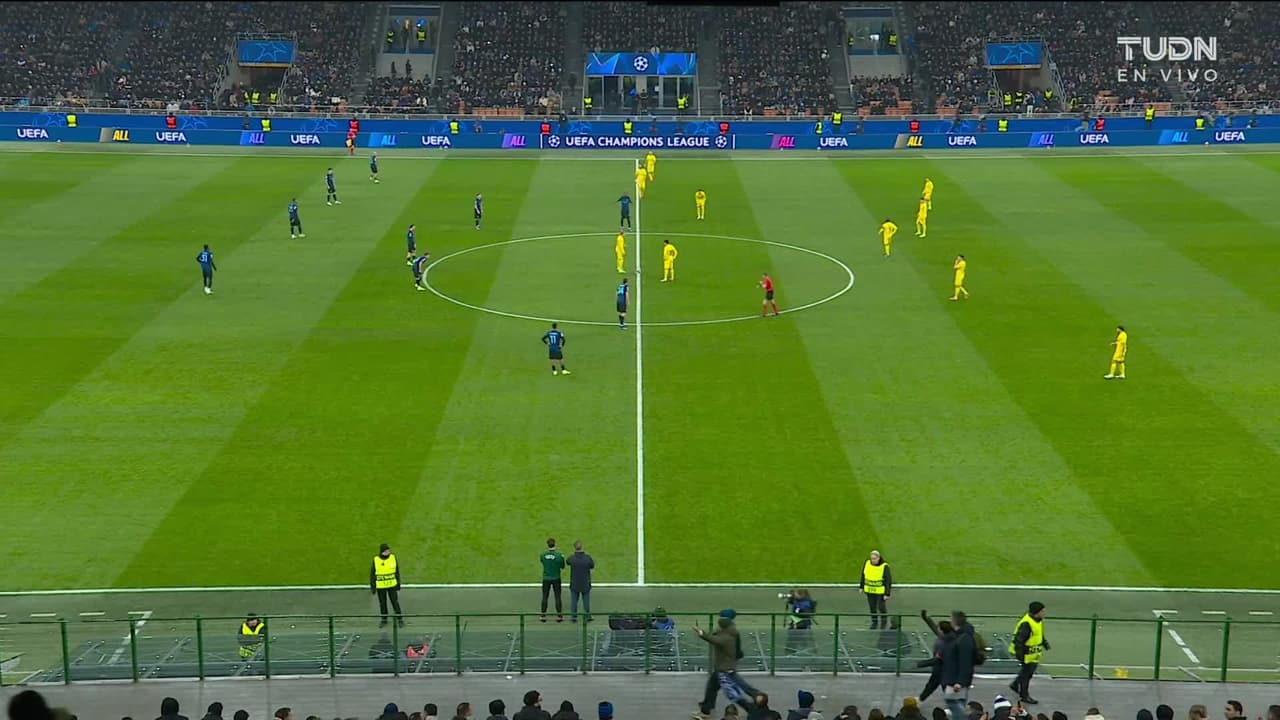 Arranca el partido y la pelota está en juego.