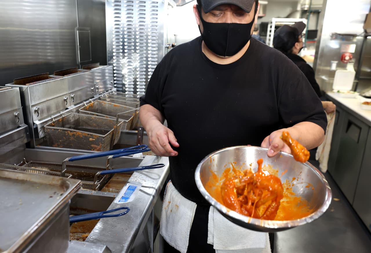 Este cocinero de Proposition Chicken prepara alitas de pollo Buffalo en San Francisco, poco antes del Super Bowl.
<br>