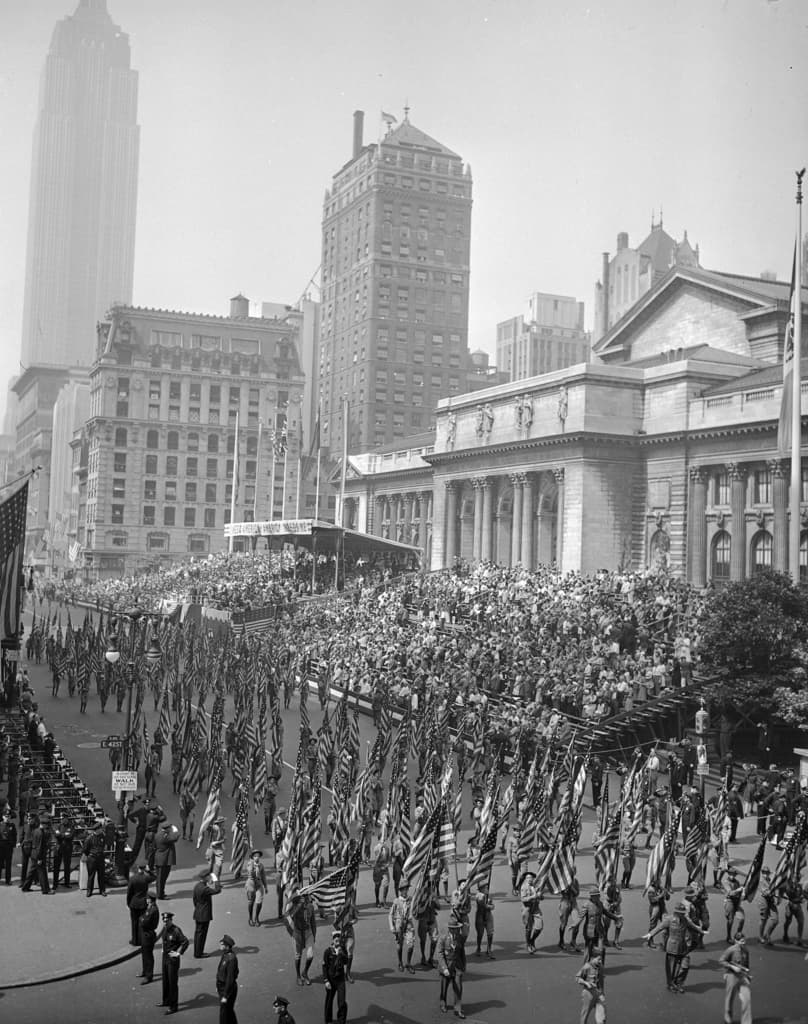 ARCHIVO - Casi dos millones de personas abarrotaron la Quinta Avenida y sus calles aledañas para presenciar el "At War Parade" de Nueva York el 13 de junio de 1942. (Foto AP)