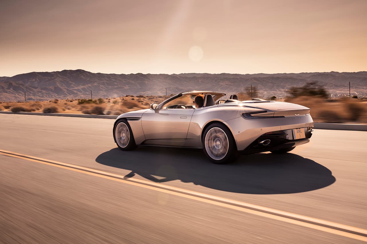 Aston Martin indica que se realizaron pruebas con este convertible en lugares con clima extremo y condiciones metereológicas adversas como Death Valle o el Círculo Polar Ártico.
