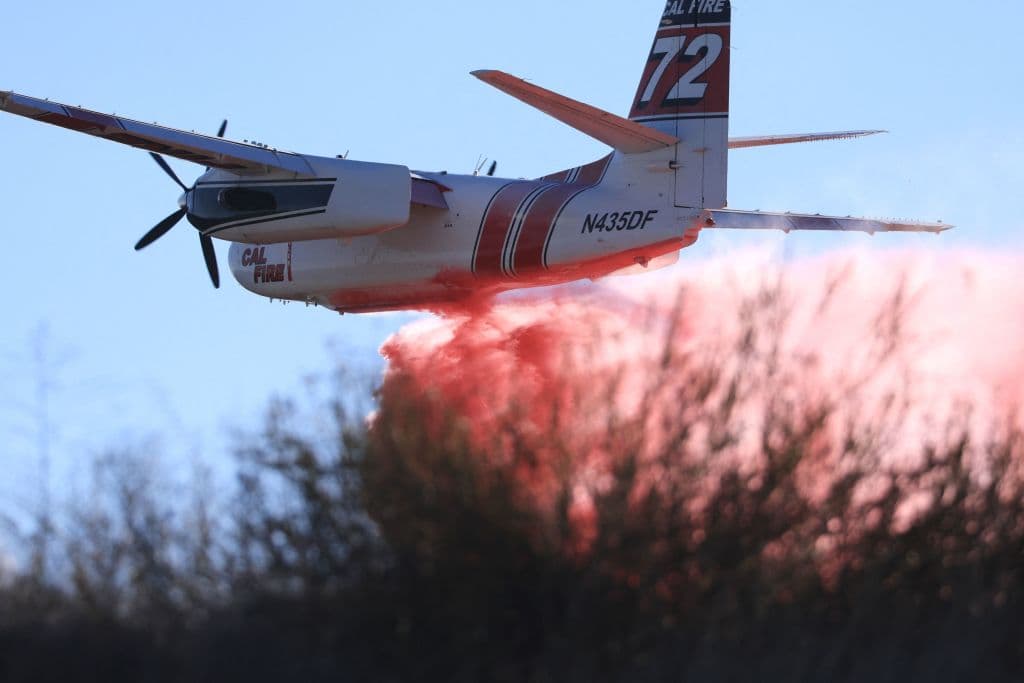 Varias naves de CalFire también arrojaron retardante, el químico utilizado para limitar el avance del fuego, haciendo que la maleza no sea flamable.
