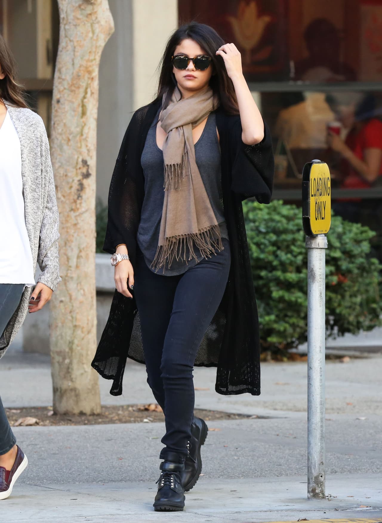 Los maxi suérteres, y las scarfs son ideales para las mañanas frías en las que seguro extrañas tu cama calientita.