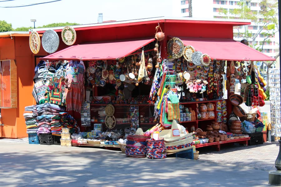 Situada en el corazón de la ciudad, la plaza es un destino para los turistas que visitan en el sur de California.