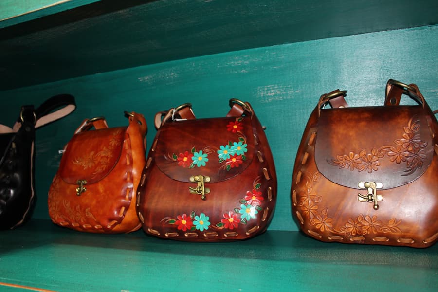 La pareja mantiene en pie los diseños tradicionales y también ofrece creaciones modernas.