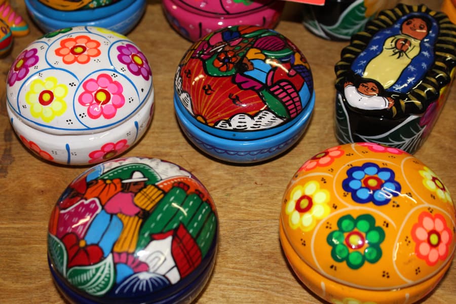 Obras de barro y trajes típicos solo son algunos de los productos que se encuentran en la plaza.