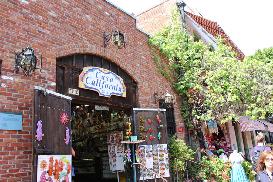 El edificio que ahora ocupa la Casa California fue construido entre 1910 y 1920.