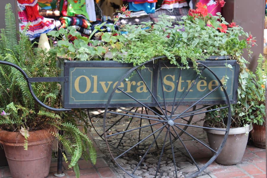 La plaza, ubicada sobre la Calle Olvera, fue establecida como un centro cultural a través de los esfuerzos de Christine Sterling.