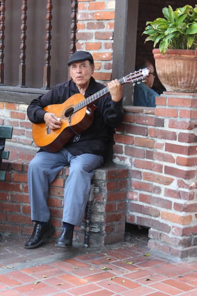 Músicos como Rubén Becerra se congregan en el centro cultural.