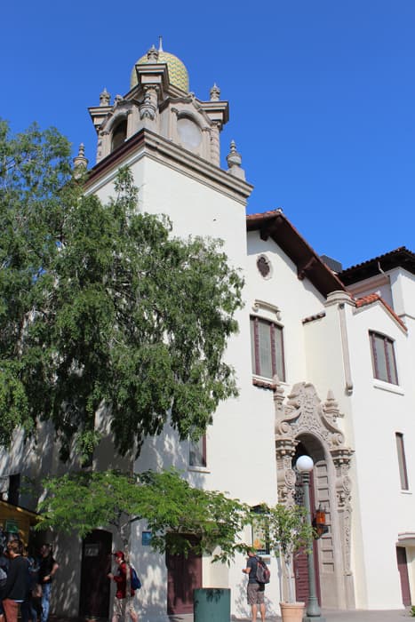 Dentro de la plaza, los visitantes pueden encontrar edificios antiguos y una variedad de negocios que ofrecen artesanías mexicanas.