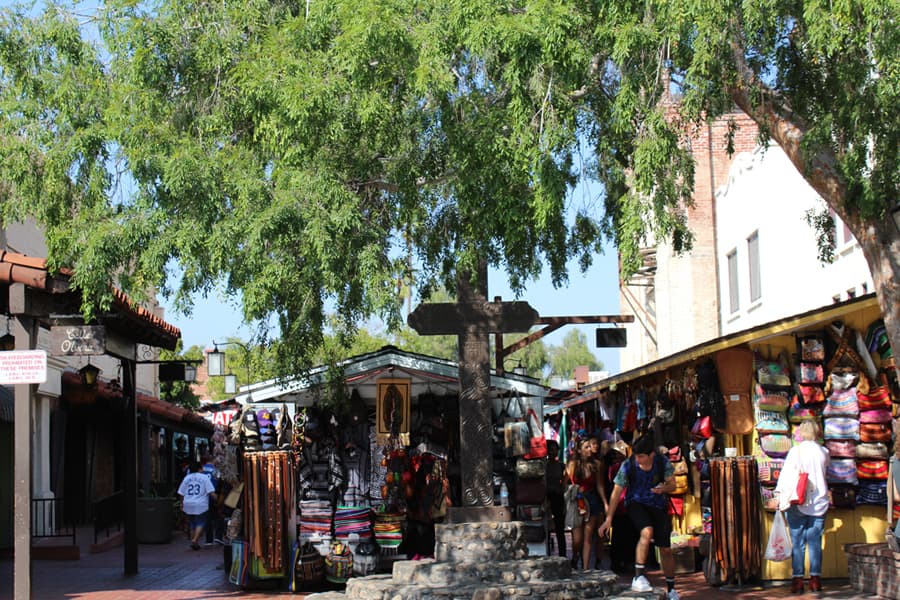 La Plaza Olvera es uno de los destinos que conserva la diversa historia cultural de Los Ángeles .