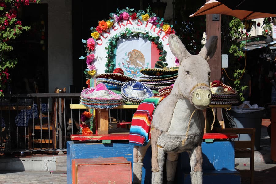 Residentes de la ciudad y turistas visitan las tiendas y los restaurantes ubicados en la Plaza Olvera.