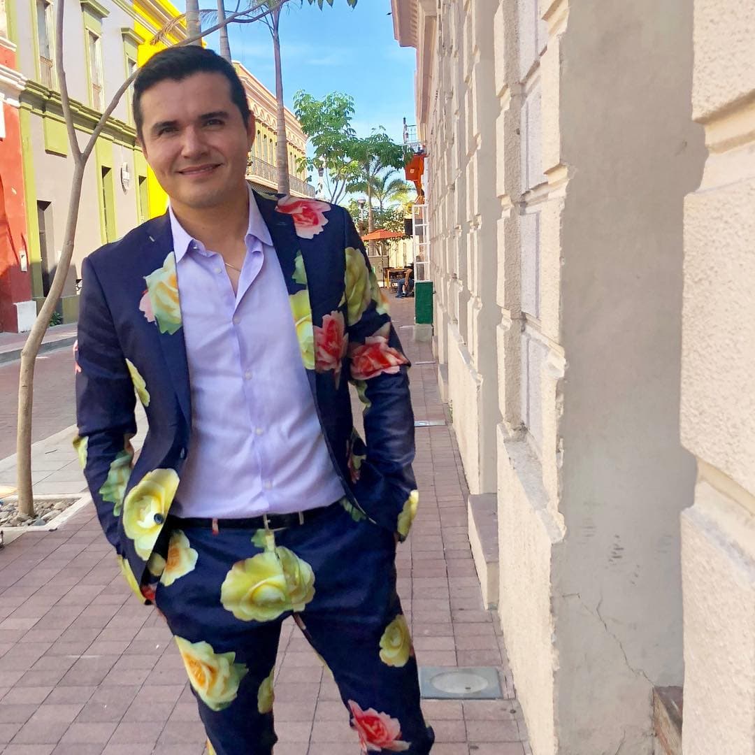 Es más, los trajes coloridos ni siquiera son un problema para el sinaloense.