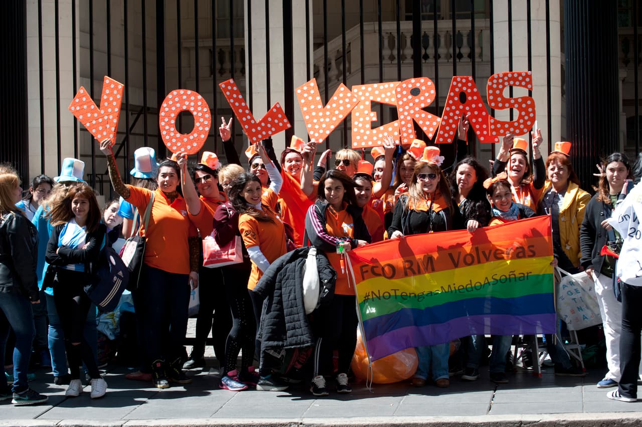 Sus fans lo esperaban con carteles y mensajes de cariño.