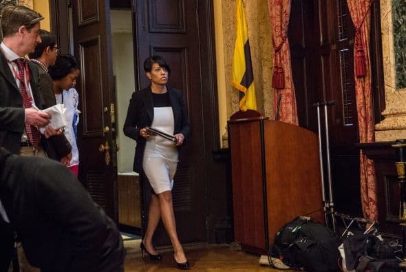 La alcaldesa de Baltimore, la también afroamericana Stephanie Rawlings-Blake, anunció poco después que cinco de los agentes de policía ya están detenidos.