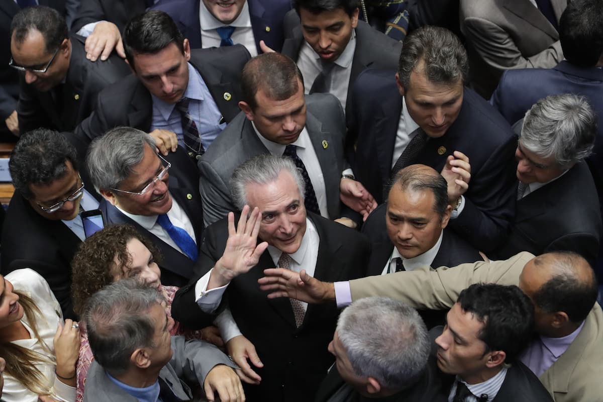 El nuevo presidente de Brasil, Michel Temer, arropado por congresistas que lo secundaron