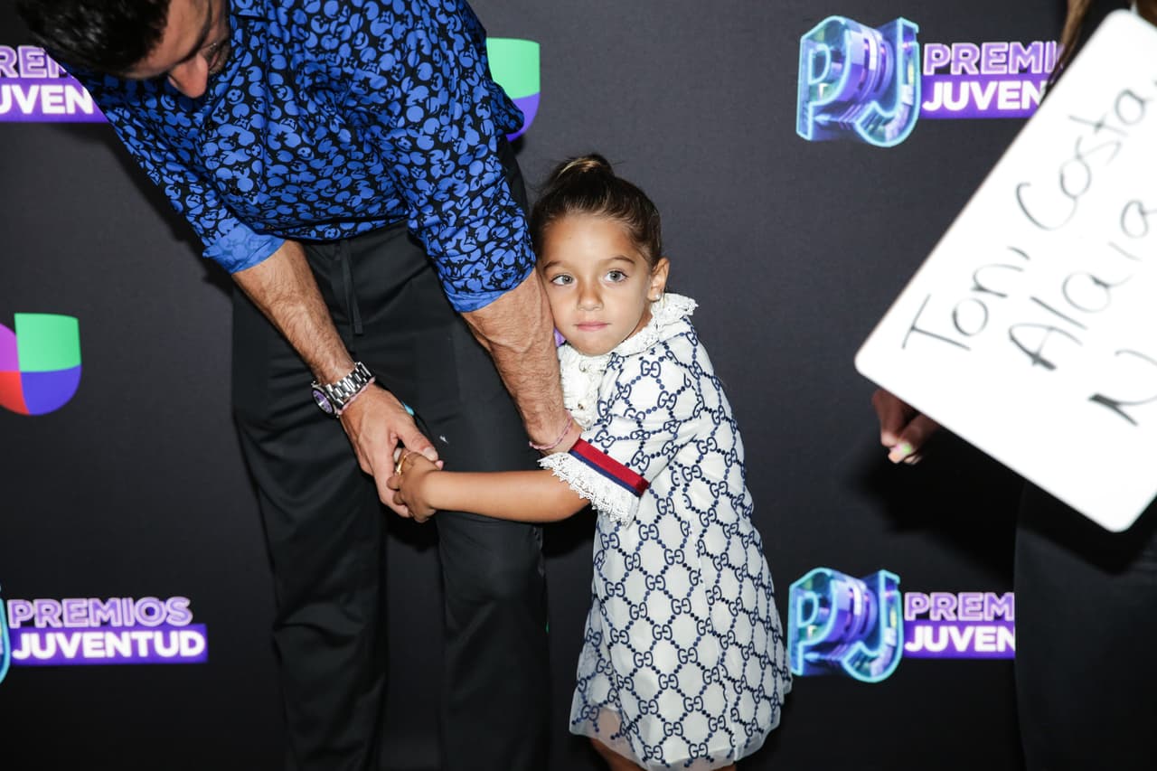 Pero sobre todo llamó la atención que Alaia lució un espectacular vestido en beige con azul y vivos rojos.