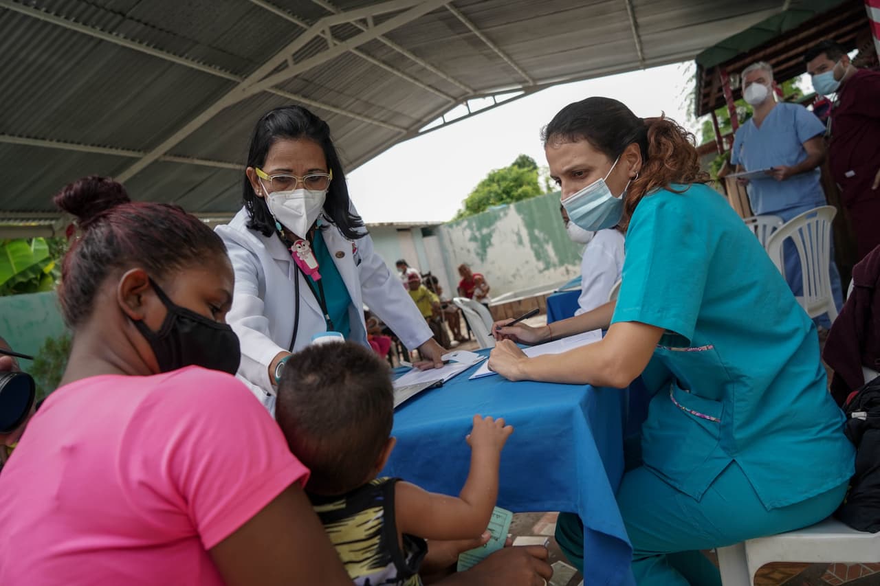 Dos médicos venezolanos, Elvia Badell y Carlos Hernández, recorrieron 81 millas desde la sureña Ciudad Bolívar hasta los Barrancos de Fajardo, un pueblo sembrado en las márgenes del río Orinoco, al sur del estado Monagas, para atender casos de desnutrición en niños venezolanos.