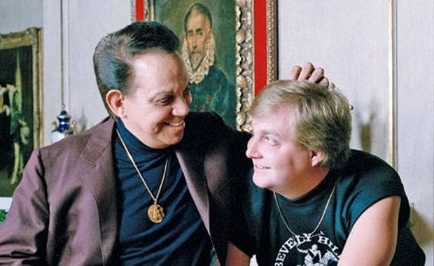 Algunos medios de comunicación de la época criticaban la relación que existía entre padre e hijo, por considerar a Ivanova un 
<i>junior</i> (consentido).