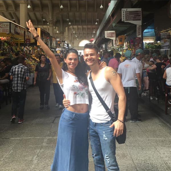 Cada vez que tienen tiempo se dan una escapada por el mundo: "De vacaciones en algún lugar del mundo !!!! #porqlavidamesabeafruuuuta🍎🍉🍌🍒🍇🍍🍓🍊🍅 Jajajaja te amo mi amor @saidelcaballero. A disfrutar la vidaaaaa", escribió la actriz en redes sociales.