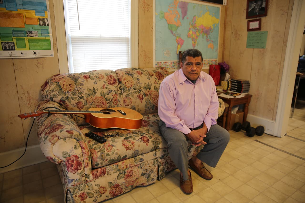 Tan pronto cruzó la frontera entre la ciudad mexicana de Matamoros y Browsville, Texas, fue arrestado por la patrulla fronteriza. Sus familiares pagaron un fianza para sacarlo del centro de detención. Luego, Chicas recibió una citación de la corte para tratar su caso, pero dice que no asistió por recomendación de su abogado de la época. Desde entonces, pesa en su contra una orden de deportación, pero él dice que se enteró de su existencia en 2017.