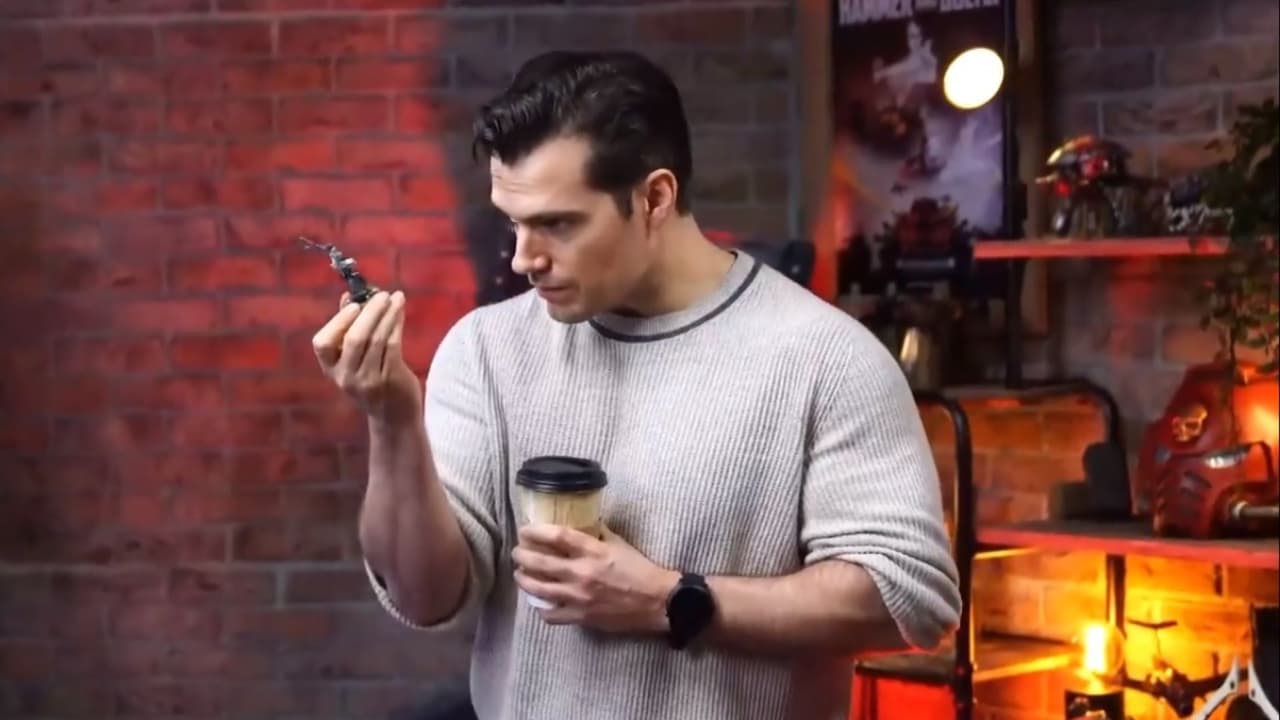 Henry Cavill visitó la sede del juego de mesa Warhammer el 18 de febrero de 2022.