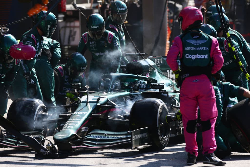 Max Verstappen se lleva el Gran Premio de Holanda y triunfa en su casa ante su público y, además, vuelve a la cima de la Formula 1. El podio fue compartido con Lewis Hamilton y Valtteri Bottas de Mercedes Benz en segunda y tercera posición, respectivamente. El mexicano Sergio Pérez quedó en octava posición.