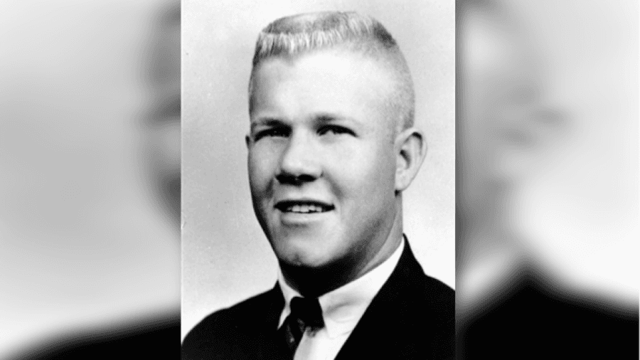 Charles Whitman, 25 años.
<br>1 de agosto de 1966.
<br>Austin, Texas.
<br>Víctimas: 18 muertos y 31 heridos.
<br>Murió.
<br>Móvil: Problemas de salud mental.