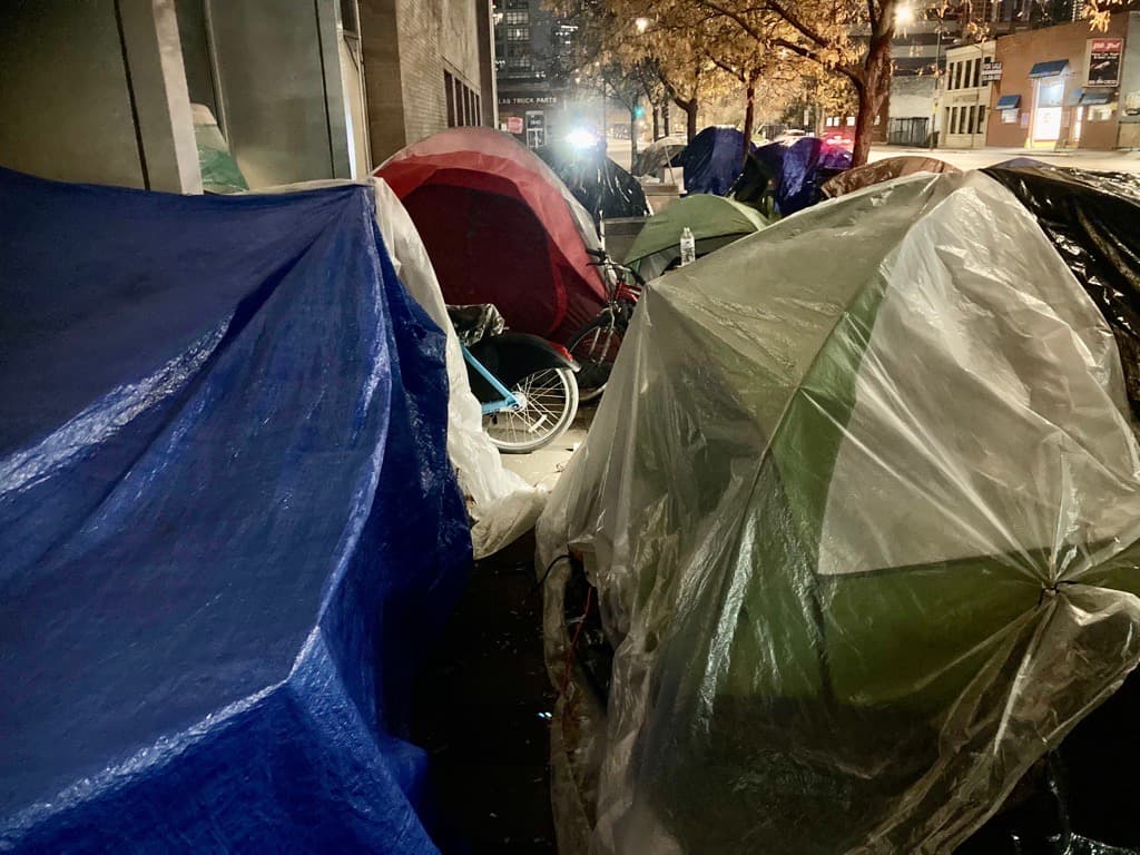 2,790 migrantes aún están a la espera de ser ubicados en refugios.