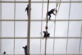 El trabajo en los estadios para el Mundial de Brasil se ha cubierto de luto.