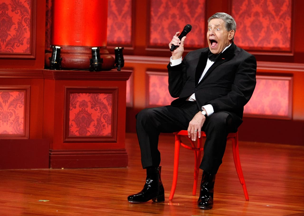 Lewis se casó dos veces y tuvo siete hijos.