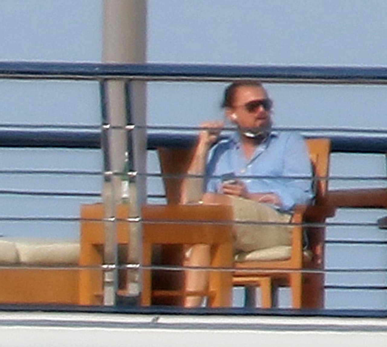 ¿Alguna chica gusta ir a hacerle compañía a este galán?