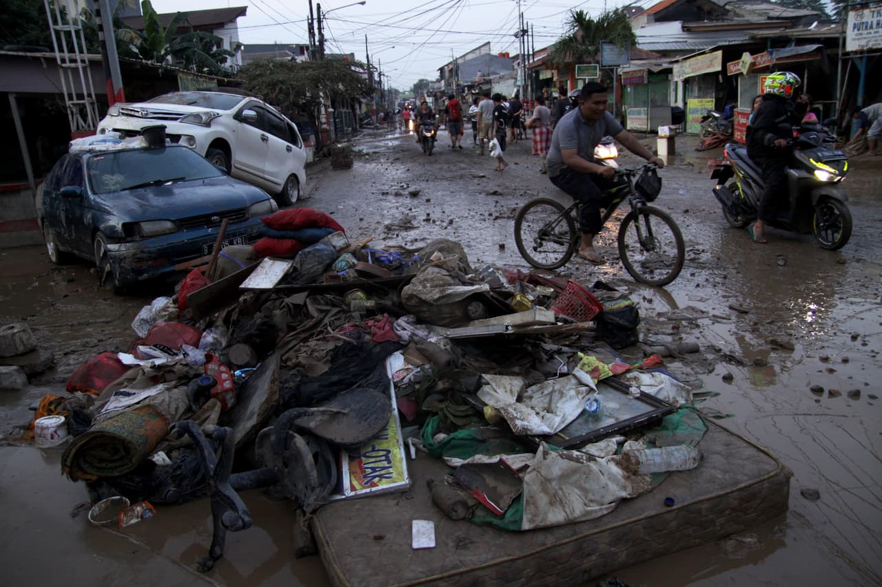 Al ceder el nivel de las aguas quedaron al descubierto los escombros y muebles dañados en medio de las calles.
<b>"Las inundaciones golpearon sin previo aviso"</b>, dijo a AFP Munarsih, una testigo que sólo tiene un nombre como es común en ese país.
